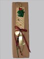 Χριστουγεννιάτικο γούρι σε κουτί, με μεγάλη  υφασμάτινη κορδέλα, χρυσό κλειδί από μπρούτζο, χάντρες και κορδελάκια