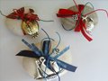 Χριστουγεννιάτικα χειροποίητα βότσαλα - γούρια με μεταλλικά στοιχεία και κορδέλες σε διάφορα σχέδια και μεγέθη