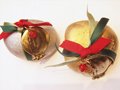 Χριστουγεννιάτικα χειροποίητα βότσαλα - γούρια σε χρυσό ή ασημί χρώμα με μεταλλικά στοιχεία και κορδέλες σε διάφορα σχέδια και μεγέθη